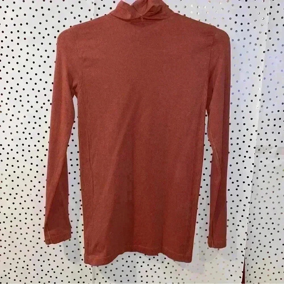 Lululemon Yin Vibes Turtleneck - Picture 3 of 5